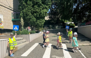 Повторяем правила безопасности Повторяем правила безопасности.